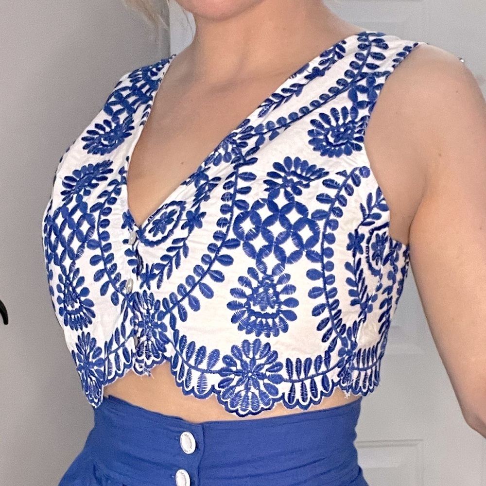 NWoT SHEIN• blue & white real embroidery cropped vest, scalloped hems; large